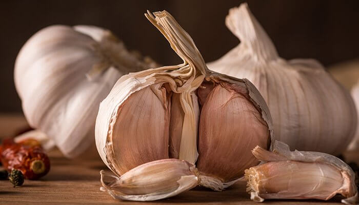 How Garlic can help your skin to fight with cystic acne?